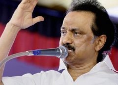 கொடநாடு விவகாரம்: ஸ்டாலின் பேச தடைகோரிய மனுவை தள்ளுபடி செய்தது உயர்நீதிமன்றம் சென்னை: தேர்தல் பிரச்சாரத்தின் போது கொடநாடு விவகாரம் பற்றி மு.க.ஸ்டாலின் பேச தடை விதிக்க கோரி தமிழக அரசு சார்பில் தாக்கல் செய்த மனுவை சென்னை உயர்நீதிமன்றம் தள்ளுபடி செய்துள்ளது. கொடநாடு கொலை மற்றும் கொள்ளை விவகாரத்தில் தமிழக முதல்வர் எடப்பாடி கே.பழனிசாமிக்கு தொடர்பு உள்ளதாக கூறி மு.க.ஸ்டாலின் பேசினார்.இதனால் மு.க.ஸ்டாலின் மீது சென்னை மாவட்ட முதன்மை அமர்வு நீதிமன்றத்தில் தமிழக அரசு வழக்கு தொடர்ந்தது .இந்த வழக்கை விசாரித்த சென்னை மாவட்ட முதன்மை அமர்வு நீதிமன்றம் . ஸ்டாலினை நேரில் ஆஜராக உத்தரவிட்டது. இந்த அவதூறு வழக்கை ரத்து செய்யக்கோரி மு.க.ஸ்டாலின் சார்பில் சென்னை உயர்நீதிமன்றத்தில் வழக்குத் தொடரப்பட்டு,இதை விசாரித்த உயர்நீதிமன்றம் தடை விதித்து உத்தரவிட்டது. கொடநாடு விவகாரம் தொடர்பான வழக்கு நிலுவையில் இருந்து வரும் நிலையில் அதுதொடர்பாக மு.க.ஸ்டாலின் பேச தடை விதிக்க வேண்டும் என கோரப்பட்டிருந்தது.இந்த வழக்கு நீதிபதி ஜி.கே.இளந்திரையன் முன் வெள்ளிக்கிழமை அன்று விசாரணைக்கு வந்தது. இப்போது மு.க.ஸ்டாலின் தற்போது தேர்தல் பிரசாரத்தில் இருப்பதால், இது குறித்து அவரிடம் விளக்கம் கேட்டு தெரிவிக்க இரண்டு வார காலம் அவகாசம் வேண்டும் என மு.க.ஸ்டாலின் தரப்பில் தெரிவிக்கப்பட்டது.தமிழக அரசு தரப்பில் தெரிவித்தது என்னவென்றால் கொடநாடு விவகாரம் தொடர்பாக மு.க.ஸ்டாலின் எதுவும் பேசக் கூடாது என உத்தரவிட வேண்டும் என தெரிவிக்கப்பட்டது. இதனையடுத்து வழக்கை விசாரித்த நீதிபதி, இந்த மனு தொடர்பாக வரும் ஏப்ரல் 3-ஆம் தேதிக்குள் பதிலளிக்க உத்திரவிட்டார் . ஸ்டாலின் தரப்பில் தாக்கல் செய்யப்பட்ட பதில் மனுவை ஏற்றுக் கொண்ட நீதிமன்றம், தமிழக அரசு சார்பில் தாக்கல் செய்த மனுவை தள்ளுபடி செய்து உத்தரவிட்டது.