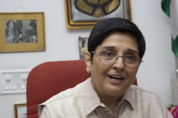 கிரன் பேடி புதுவை அரசின் அன்றாட நடவடிக்கையில் தலையிடக் கூடாது:சென்னை உயர்நீதிமன்றம் மதுரை:புதுவை துணை நிலை ஆளுனர் கிரன் பேடி ஆவார். புதுவை அரசின் அன்றாட செயல்பாடுகள் தொடர்பான விவரங்களை துணை நிலை ஆளுனர் அறிக்கையாக கேட்டுப் பெறும் வகையில் மத்திய உள்துறை உத்தரவு பிறப்பித்தது. இந்த உத்தரவால் புதுவை முதல்வர் நாராயணசாமிக்கும், துணைநிலை ஆளுனர் கிரன் பேடிக்கும் இடையே வாக்குவாதம் முற்றியது. இந்த உத்தரவை எதிர்த்து புதுவை காங்கிரஸ் எம்.எல்.ஏ. லட்சுமி நாராயணன் சென்னை உயர் நீதிமன்றம் மதுரை பெஞ்சில் வழக்கு தொடர்ந்தார்.எம்.எல்.ஏ. லட்சுமி நாராயணன் சார்பாக காங்கிரஸ் மூத்த தலைவரும், மூத்த வழக்கறிஞருமான ப.சிதம்பரம் ஆஜர் ஆனார்.இந்த வழக்கு நீதிபதி மகாதேவன் முன் விசாரணைக்கு வந்தது. புதுவை துணை நிலை ஆளுனர் கிரன் பேடிக்கு அதிகாரம் வழங்கி பிறப்பித்த ஆணையை ரத்து செய்து நீதிபதி மகாதேவன் உத்தரவிட்டார்.இதனால் புதுவை அரசின் செயல்பாடுகள் தொடர்பாக புதுவை துணை நிலை ஆளுனர் கிரன் பேடி அறிக்கை பெற முடியாது.