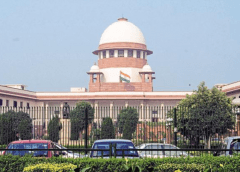 ஆதரவற்ற பெண்ணுக்கு ரூ .4 லட்சம் செலுத்துமாறு இறந்த கணவரின் குடும்பத்துக்கு உச்ச நீதிமன்றம் உத்தரவு டெல்லி: ஒரு ஆதரவற்ற மற்றும் வீடற்ற பெண் உச்ச நீதிமன்றத்தில் நேரில் ஆஜராகி மனுதாக்கல் செய்தார்.அந்த மனுவில் கணவர் இறந்து விட்டதாகவும் , அவர் ஒரு விருந்தினர் மாளிகையில் வசித்து வருவதாகவும் தெரிவித்தார். இப்போது அவர் விருந்தினர் மாளிகையில் இருந்து வெளியேற வேண்டியிருந்தது என்று தெரிவித்தார். எதிர்மனுதாரரின் வழக்கறிஞர் பாலாஜி சீனிவாசன் அந்த பெண் ஒரு தொடர் மனுதாரர் என்று வாதிட்டார், இடைக்கால நிவாரணத்திற்காக பல அற்பமான விண்ணப்பங்களை தாக்கல் செய்து அனைத்து மன்றங்களிலும் தோற்றார் என்று தெரிவித்தார். இந்த மனு நீதிபதிகள் டி ஒய் சந்திரசூட் மற்றும் சூர்யா காந்த் ஆகியோர் அடங்கிய பிரிவு அமர்வு முன் விசாரணைக்கு வந்தது.மனுவை விசாரித்த நீதிபதிகள் அந்த பெண்ணுக்கு ரூ. 4 லட்சம் நிதி உதவி வழங்க இறந்த கணவரின் குடும்பத்திற்கு உத்தரவிட்டனர்.