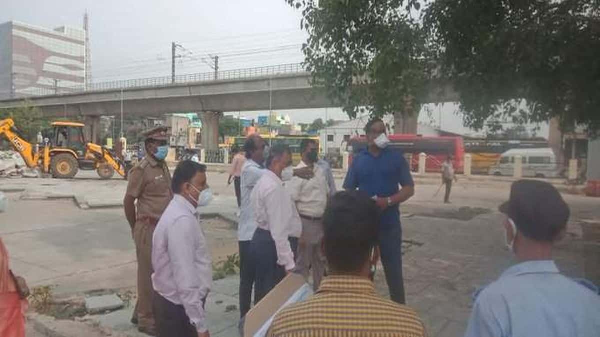 சென்னை கோயம்பேடு சந்தையை மீண்டும் திறக்க வேண்டும் என்று வியாபாரிகள் வலியுறுத்தி வருவதை அடுத்து, சி.எம்.டி.ஏ அதிகாரிகள் சந்தையில் இன்று தகுதி ஆய்வு மேற்கொண்டனர்