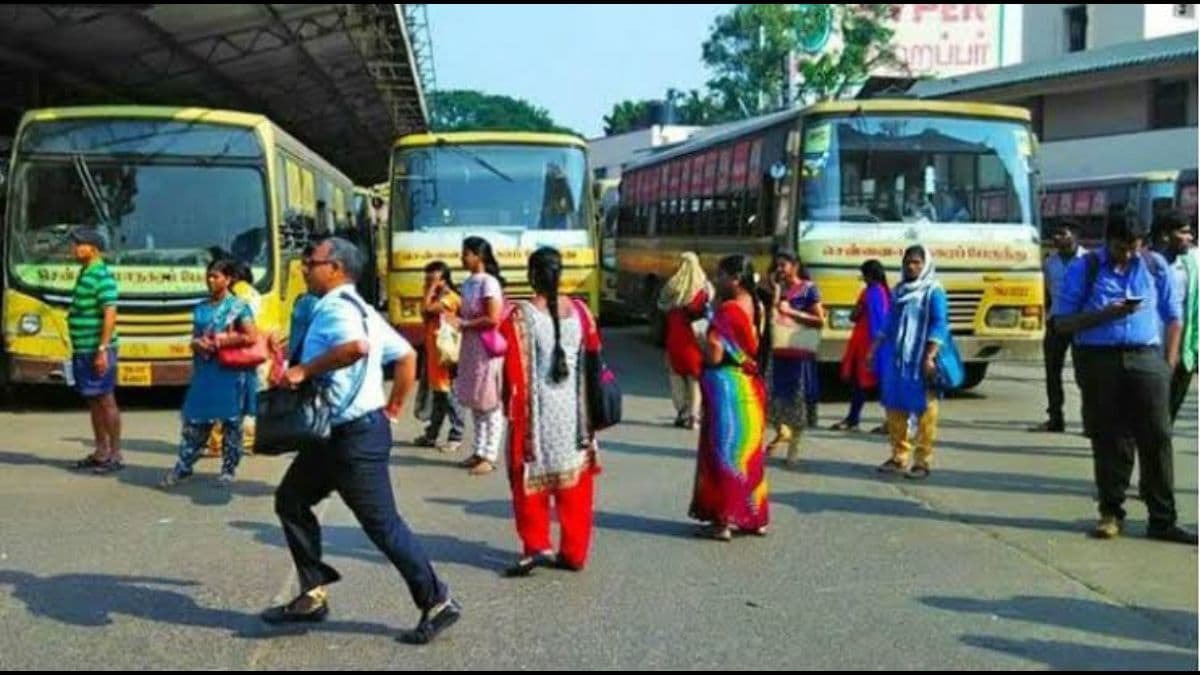 சென்னை: பேருந்துகளை இயக்குவதற்கு தமிழக அரசு அனுமதியளித்ததைத் தொடா்ந்து, இன்று காலை முதல் சென்னையில் பேருந்துகள் ஓடத் துவங்கின.
