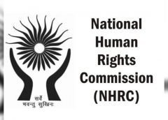 நீதிமன்றத்தில் குற்றவாளியை  சரணடைய வைத்த விவகாரத்தில் காவல்துறை உதவி ஆய்வாளர் (எஸ்.ஐ) ஒருவர், வக்கீலிடம் துப்பாக்கியைக் காட்டி கொலை மிரட்டல் விடுத்து, அவதூறாகப் பேசியது சம்பந்தமாக வழக்குப் பதிவு செய்யப்பட்டது. இது பற்றி தாமாக முன்வந்து வழக்குப் பதிவு செய்துள்ள மாநில மனித உரிமை ஆணையம், நெல்லை எஸ்.பி.க்கு நோட்டீஸ் அனுப்பியுள்ளது.