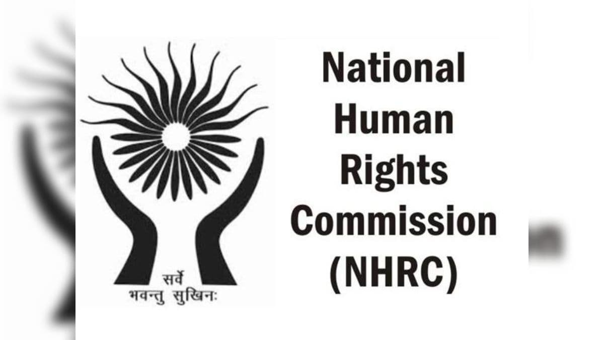 நீதிமன்றத்தில் குற்றவாளியை  சரணடைய வைத்த விவகாரத்தில் காவல்துறை உதவி ஆய்வாளர் (எஸ்.ஐ) ஒருவர், வக்கீலிடம் துப்பாக்கியைக் காட்டி கொலை மிரட்டல் விடுத்து, அவதூறாகப் பேசியது சம்பந்தமாக வழக்குப் பதிவு செய்யப்பட்டது. இது பற்றி தாமாக முன்வந்து வழக்குப் பதிவு செய்துள்ள மாநில மனித உரிமை ஆணையம், நெல்லை எஸ்.பி.க்கு நோட்டீஸ் அனுப்பியுள்ளது.