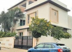 சென்னை உயர்நீதிமன்ற வழக்கறிஞர் வீட்டின் பூட்டை உடைத்து 40 பவுன் தங்கம் மற்றும் வைர நகைகளை கொள்ளையடித்து சென்ற முகமூடி கொள்ளையர்களை காவல்துறையினர் தேடி வருகின்றனர். மதுரவாயயிலில் அடையாளம்பட்டு, மில்லினியம் டவுன் குடியிருப்பு பகுதியில் வசித்து வருபவர் குமார். இவர், சென்னை உயர்நீதிமன்ற வழக்குரைஞராக உள்ளார். இவர், கடந்த சில நாட்களுக்கு முன் வீட்டை பூட்டிவிட்டு குடும்பத்துடன் திருச்செந்தூருக்கு சென்றுவிட்டார்.