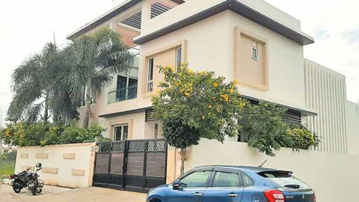 சென்னை உயர்நீதிமன்ற வழக்கறிஞர் வீட்டின் பூட்டை உடைத்து 40 பவுன் தங்கம் மற்றும் வைர நகைகளை கொள்ளையடித்து சென்ற முகமூடி கொள்ளையர்களை காவல்துறையினர் தேடி வருகின்றனர். மதுரவாயயிலில் அடையாளம்பட்டு, மில்லினியம் டவுன் குடியிருப்பு பகுதியில் வசித்து வருபவர் குமார். இவர், சென்னை உயர்நீதிமன்ற வழக்குரைஞராக உள்ளார். இவர், கடந்த சில நாட்களுக்கு முன் வீட்டை பூட்டிவிட்டு குடும்பத்துடன் திருச்செந்தூருக்கு சென்றுவிட்டார்.