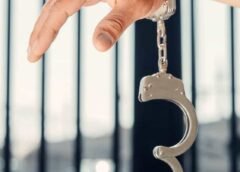 ஐடி நிறுவனத்தின் முன்னாள் உயர் அதிகாரிகள் இருவர் தப்பியோடிய குற்றவாளிகள் என சென்னை ஐகோர்ட் அறிவிப்பு