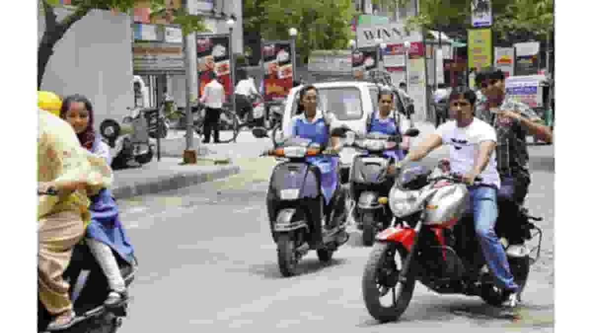 உரிமம் இல்லாமல் இரு சக்கர வாகனங்களில் செல்லும் குழந்தைகள் மெட்ராஸ் உயர் நீதிமன்றம் எச்ச(1)