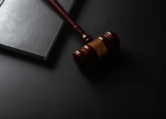 நீதிபதியின் சுத்தியலும் சட்டப் புத்தகமும்