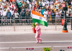 கொடியுடன் தெருவில் நடந்து செல்லும் பெண்